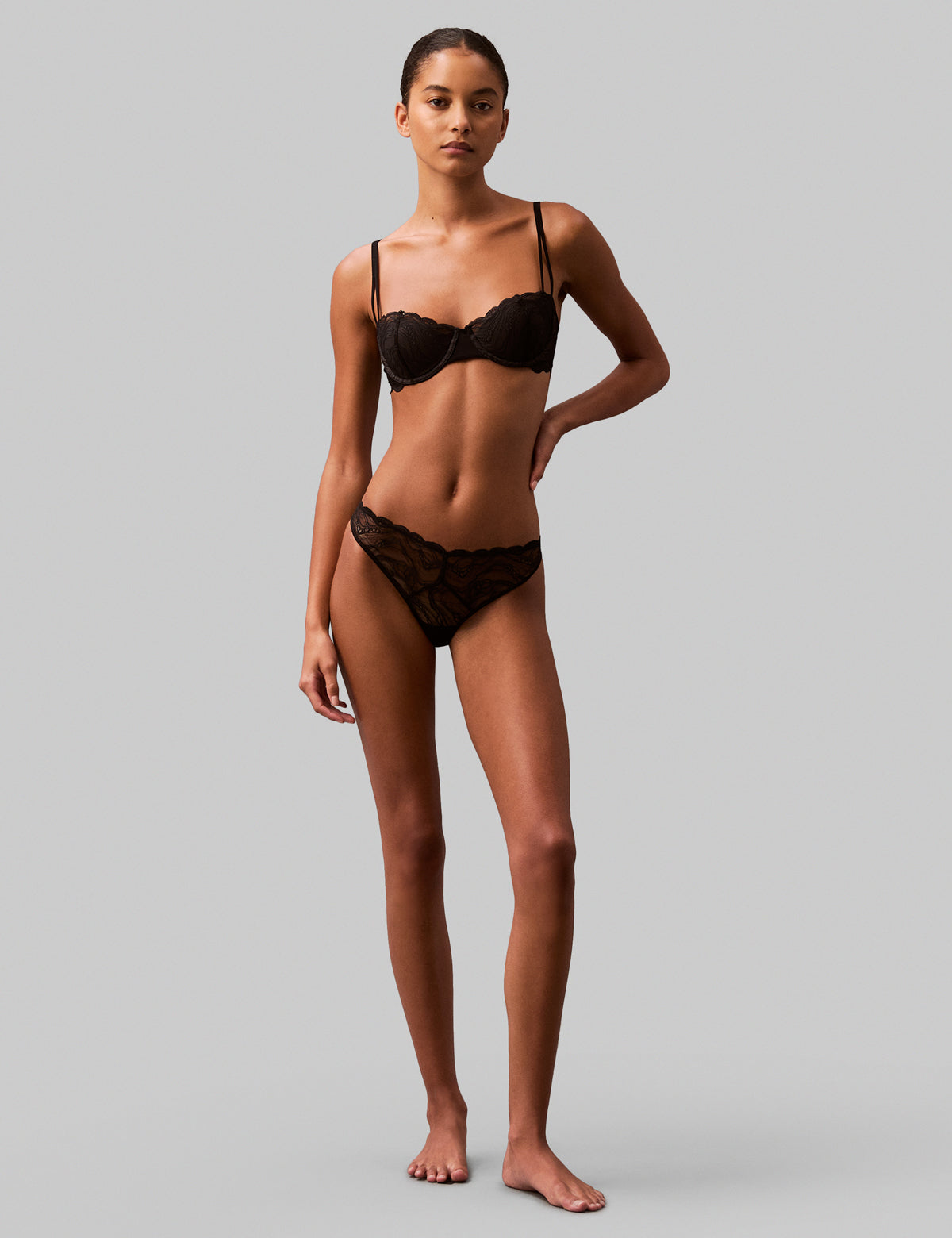 Calvin Klein Women Sheer Lace Slip Külot