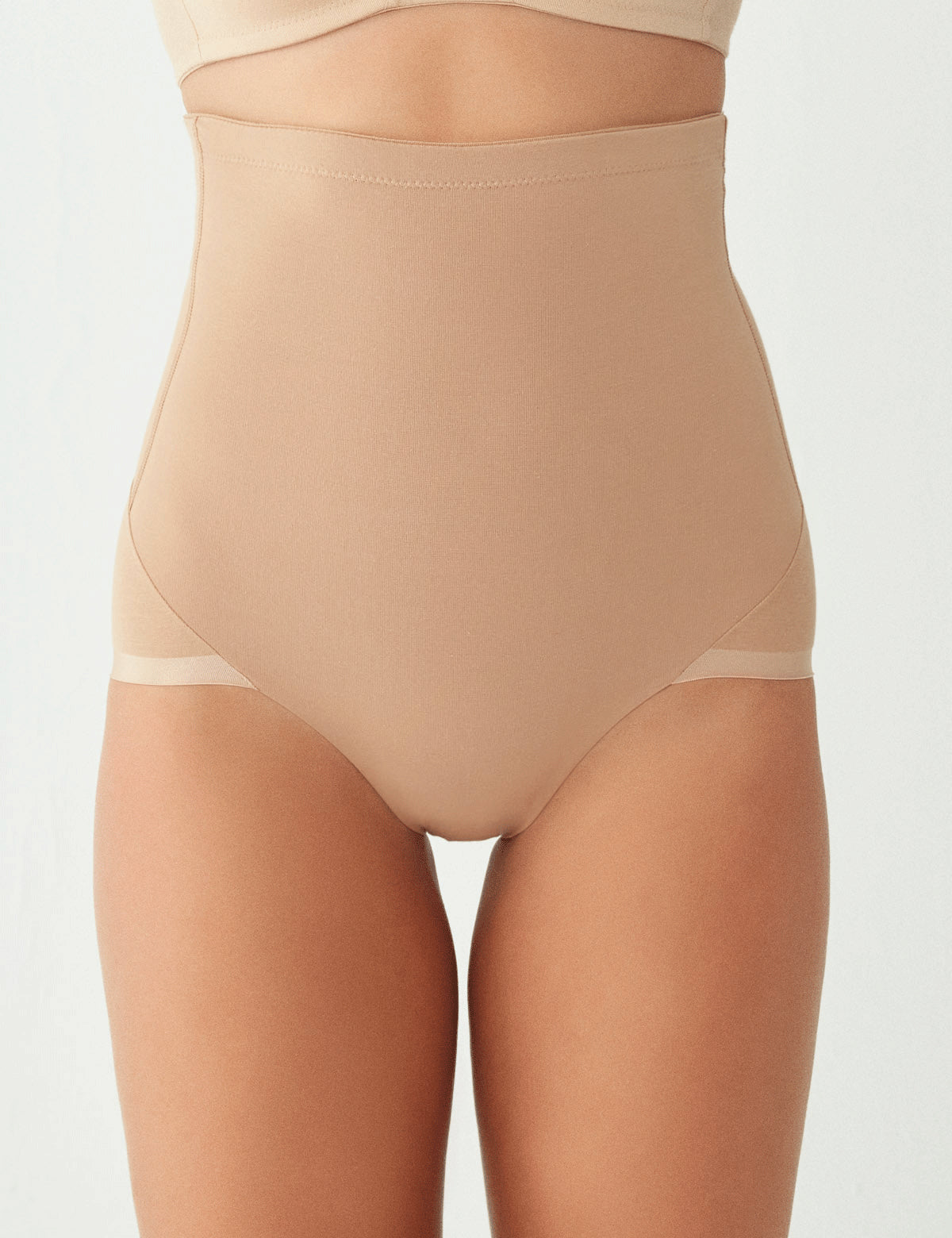 Ayolning kirli külotlari bor Ayolning kirli külotlari bor