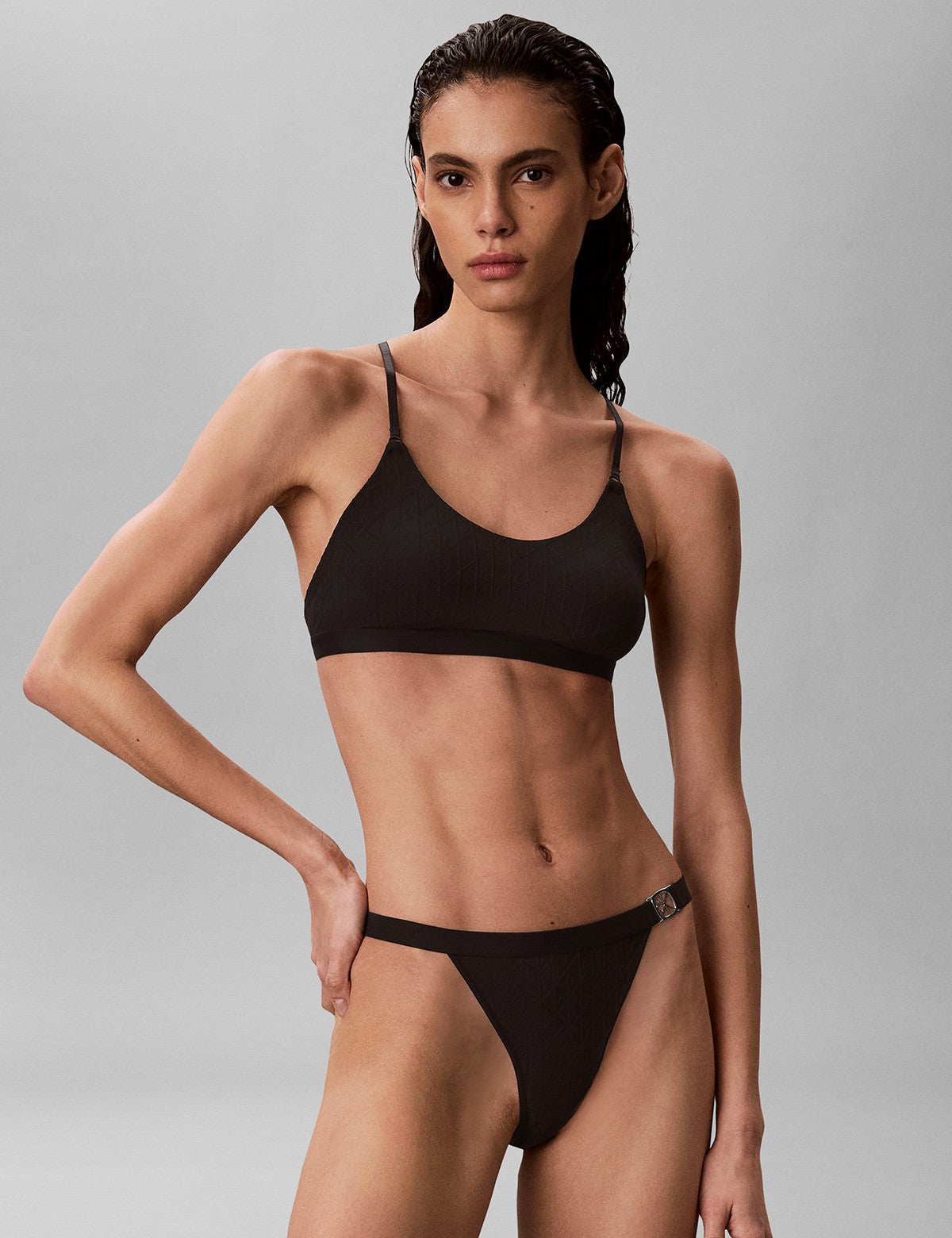 Calvin Klein Women Embossed Emblem Bikini Külot
