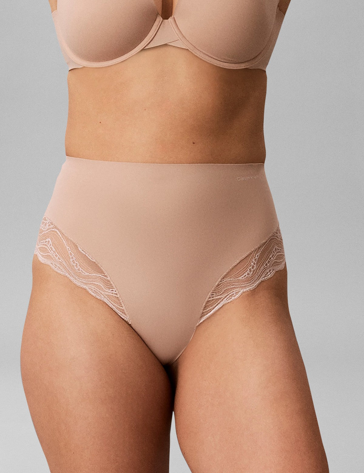 Calvin Klein Women Sensual Stretch Lace Şekillendirici Tanga
